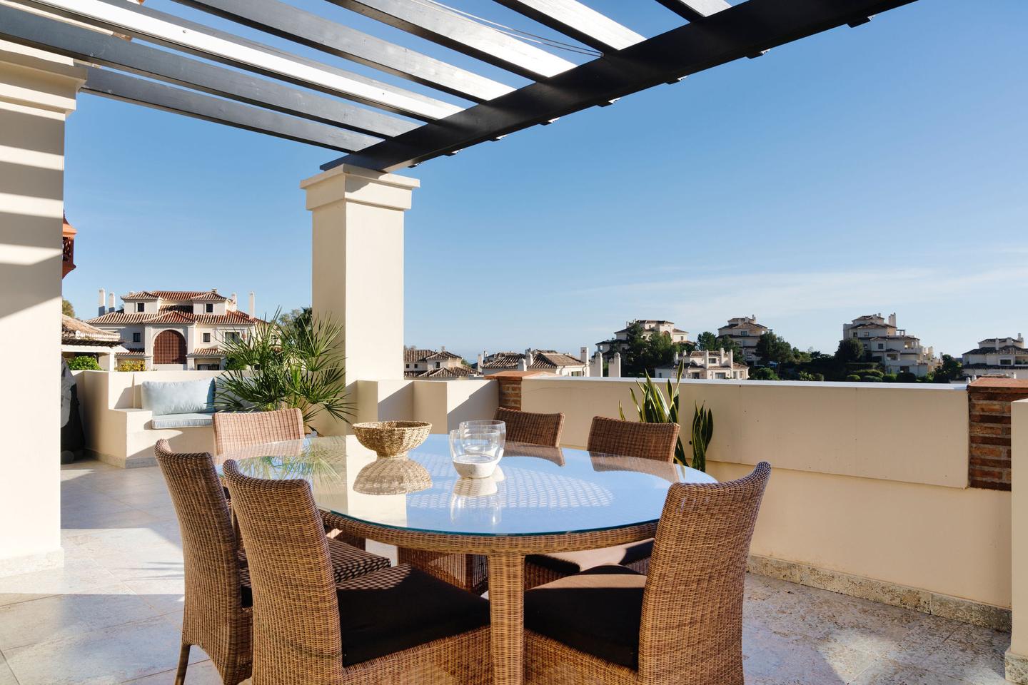 Terraza con mesa de comedor, Apartamento en Capanes del Golf