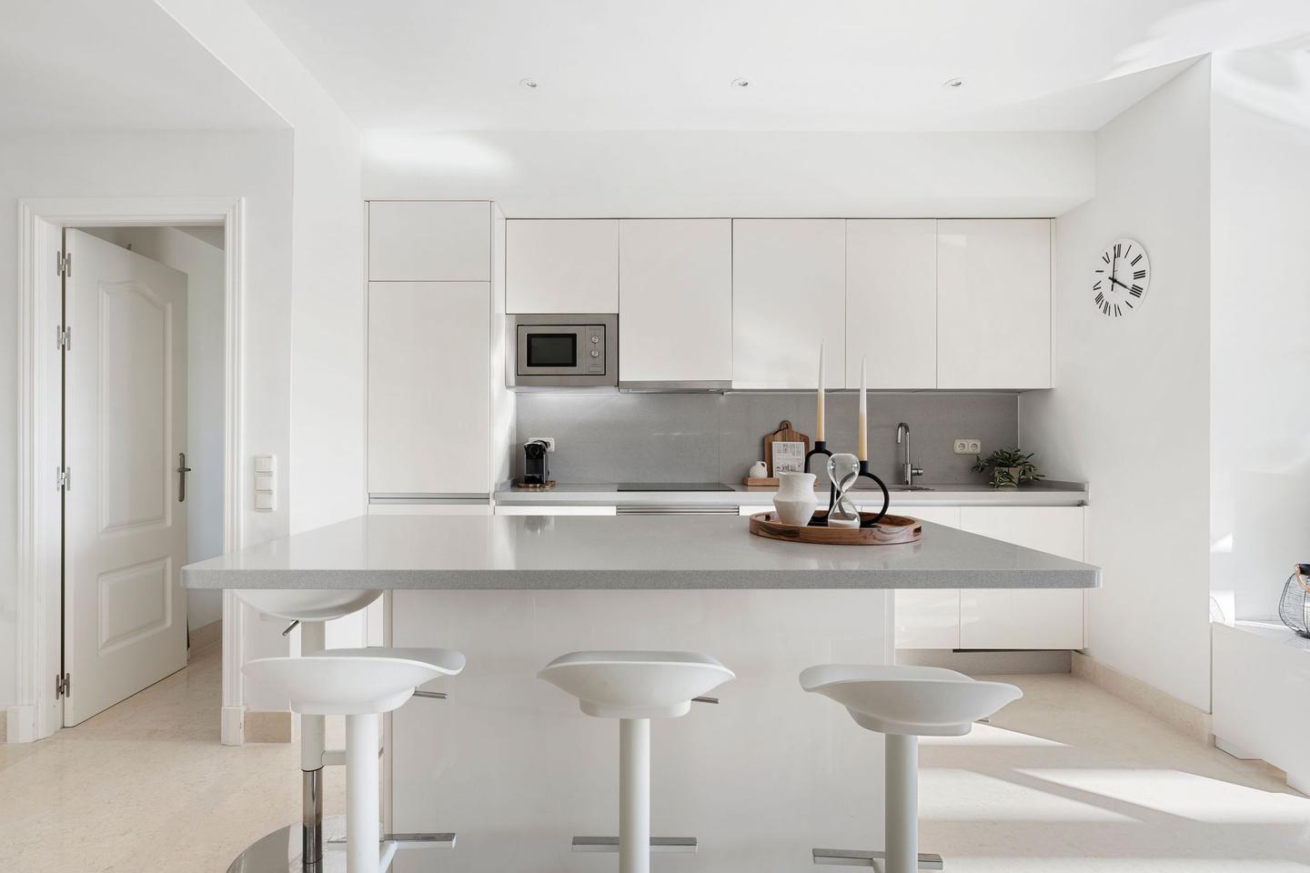 Cocina con barra de desayuno, Apartamento en Capanes del Golf
