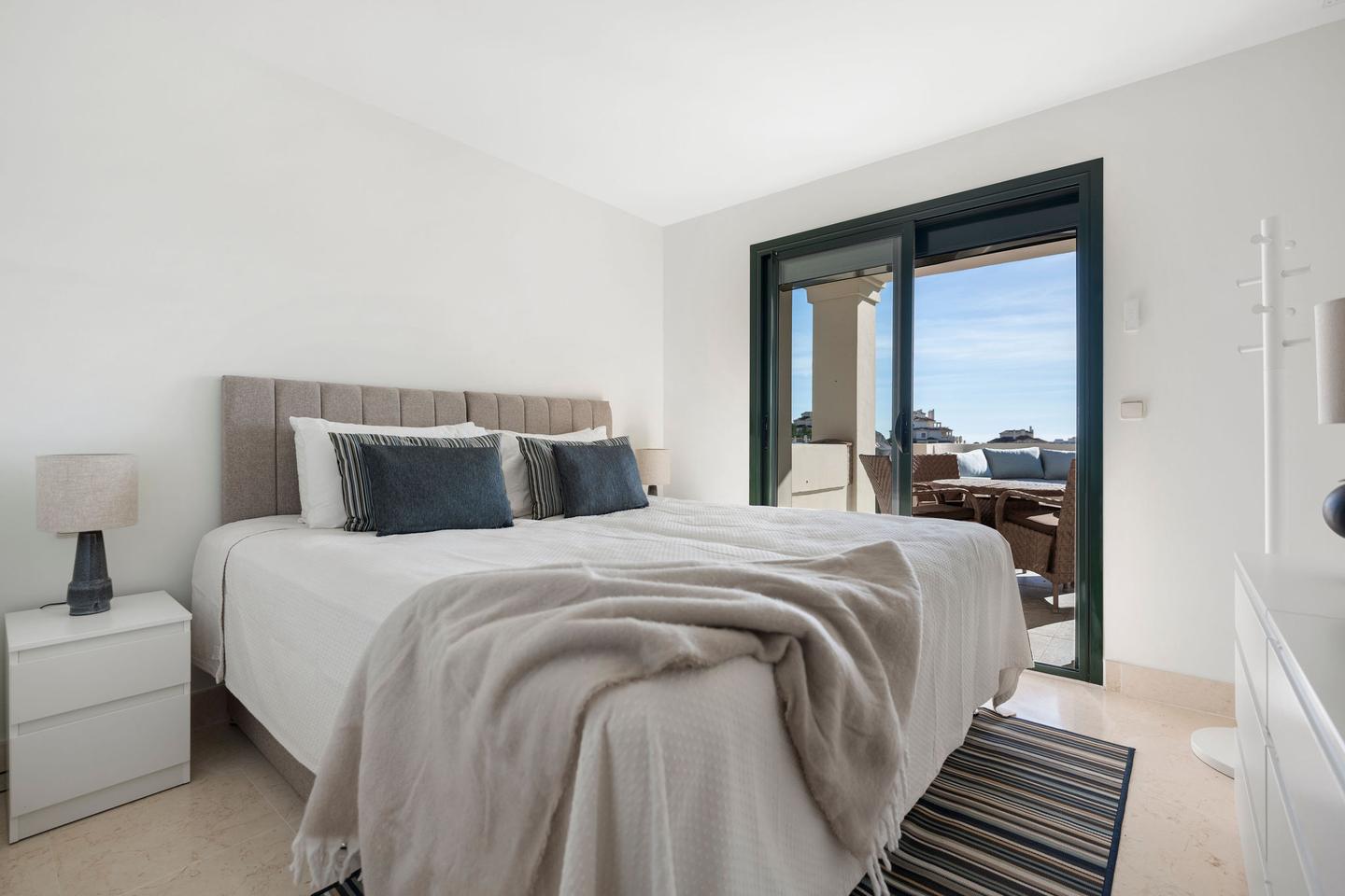Dormitorio con salida a la terraza, Apartamento en Capanes del Golf