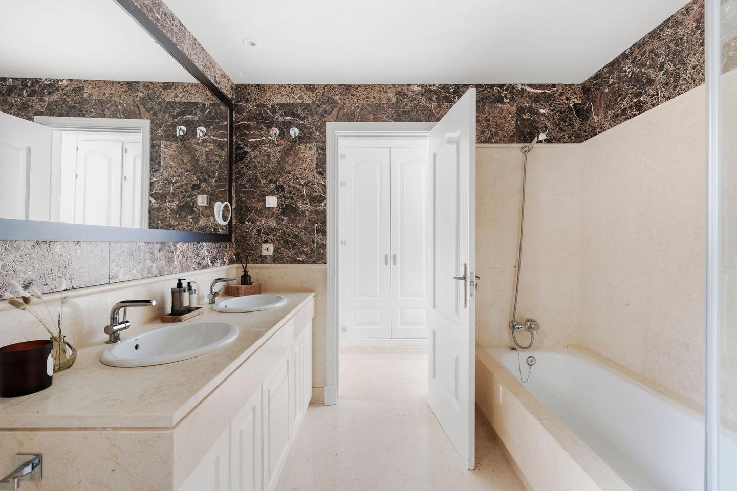 Baño con doble lavabo, Apartamento en Capanes del Golf