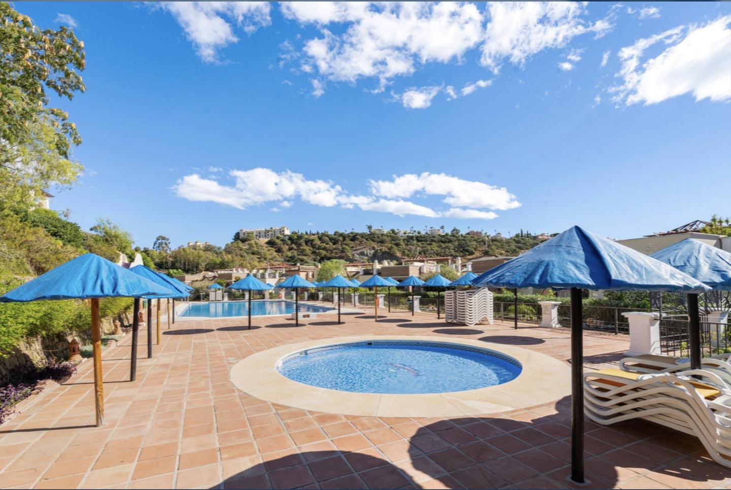 Shared pool, Los Arqueros Golf Apartment