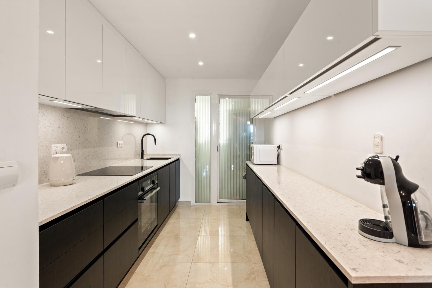 Fully equipped kitchen, Los Arqueros Golf Apartment