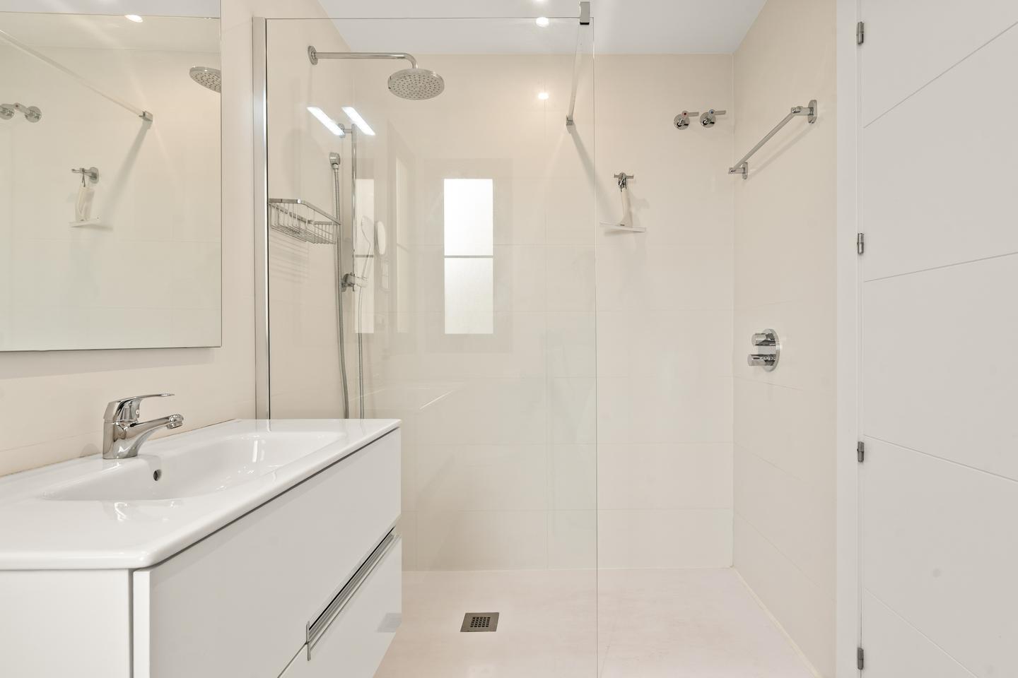 Bathroom with walk-in shower, Los Arqueros Golf Apartment