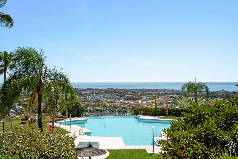 Piscina comunitaria con vistas al mar, Apartamento con vistas al mar en Benahavís