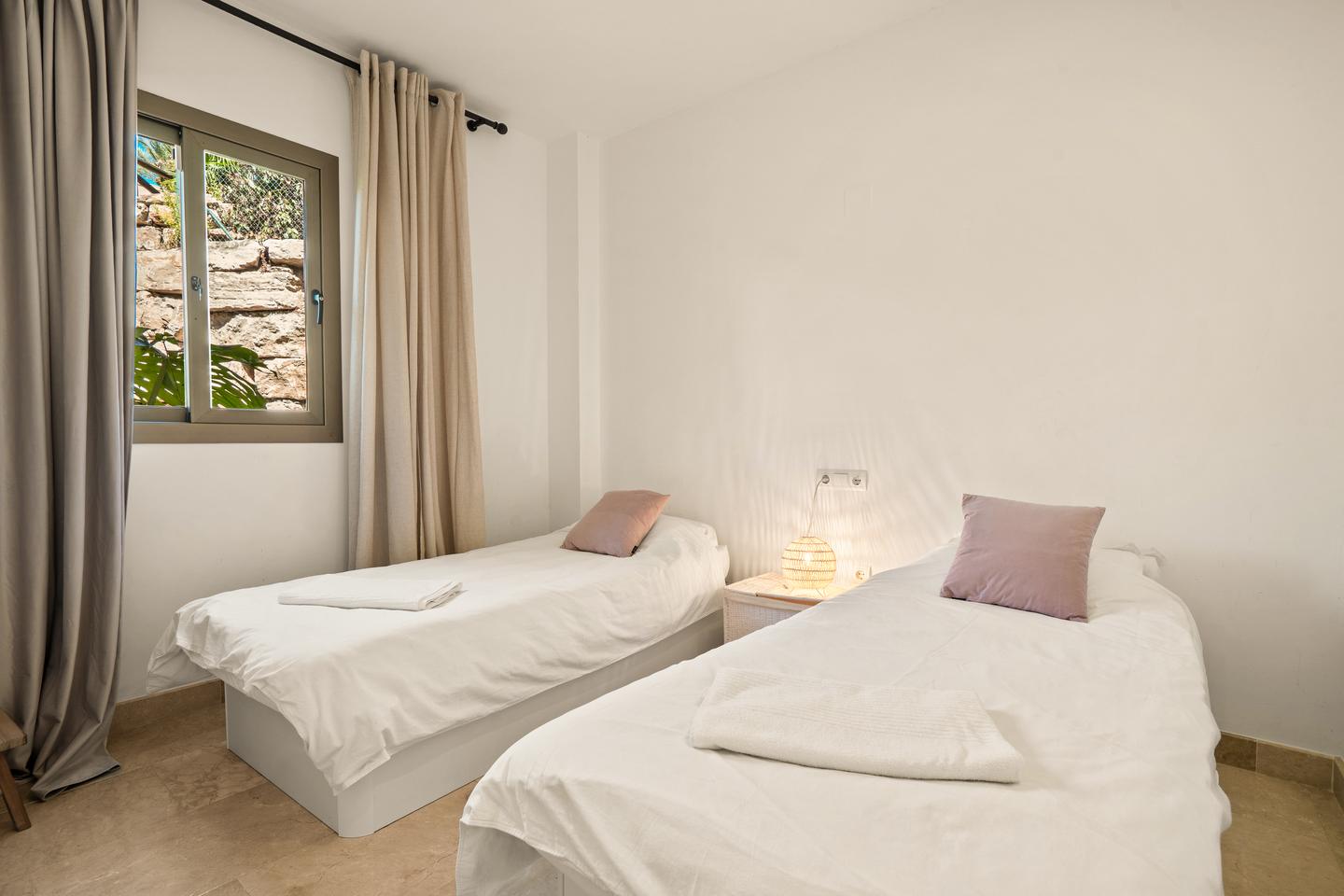 Bedroom with two single beds, Benahavís Sea View Apartment