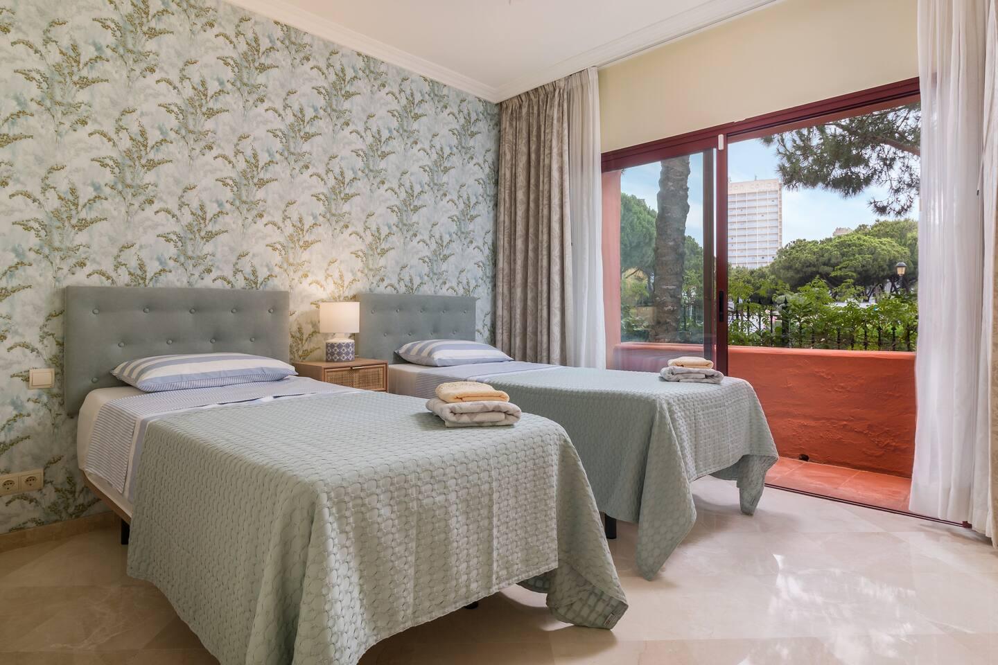 Slaapkamer met twee eenpersoonsbedden, Appartement in Jardines de Don Carlos