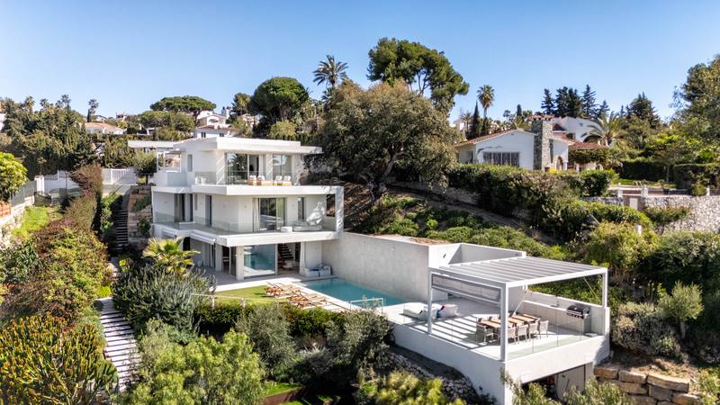 La villa y su piscina, Villa ALMA