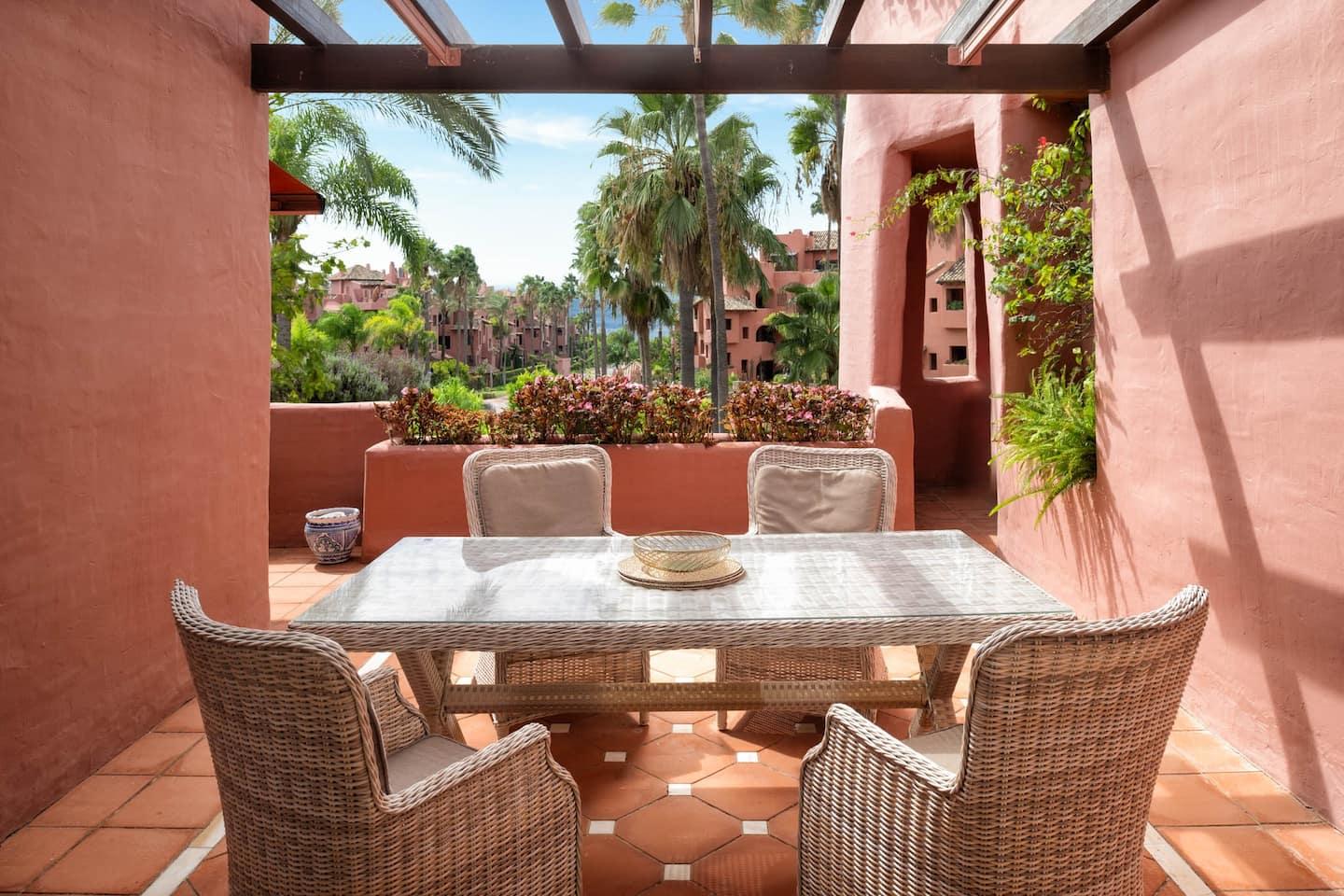 Terraza con mesa de comedor, Ático en primera línea, Nueva Milla de Oro