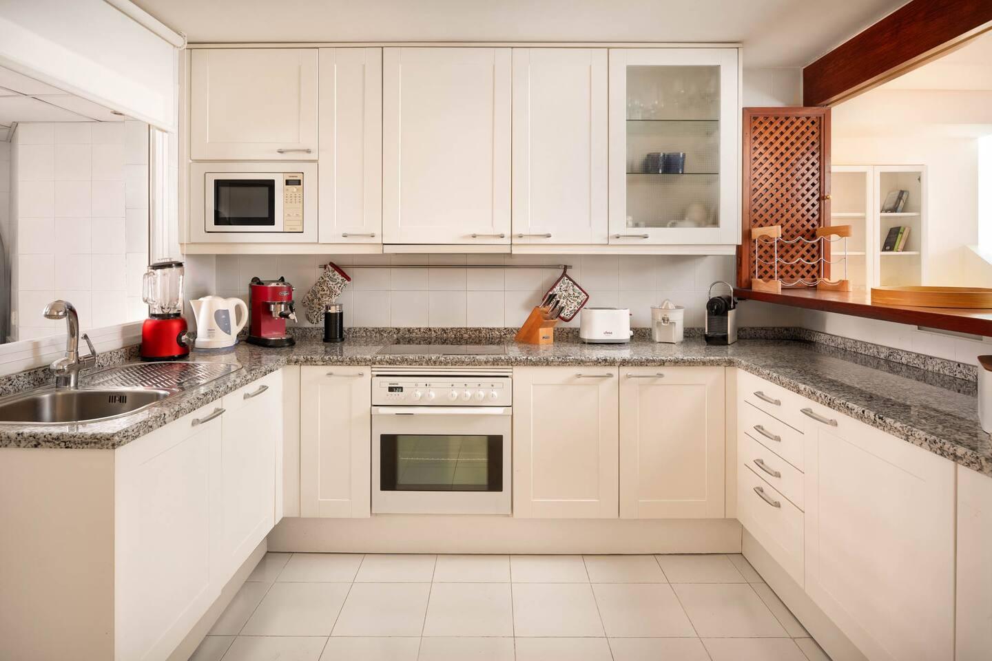 Cocina totalmente equipada, Ático en primera línea, Nueva Milla de Oro