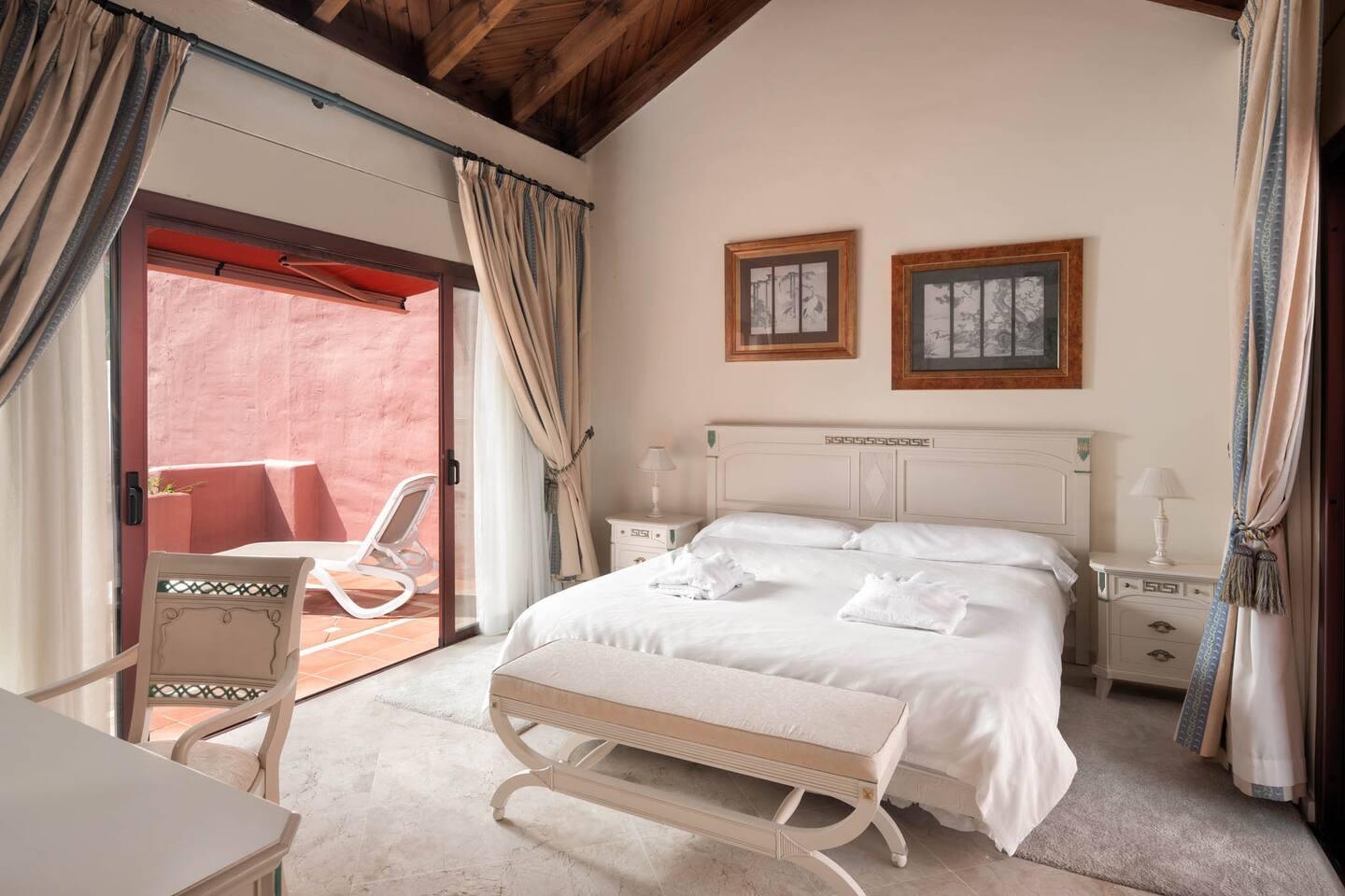 Dormitorio con salida a la terraza, Ático en primera línea, Nueva Milla de Oro