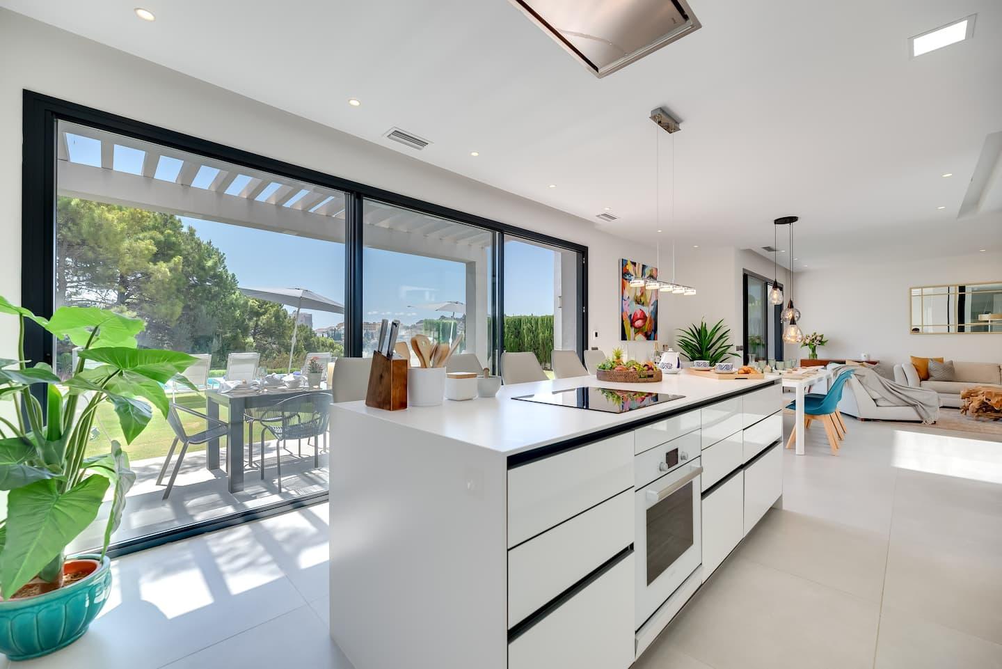 Kitchen with island, La Resina Golf Villa