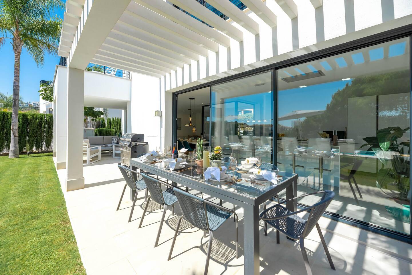 Terrace with dining table, La Resina Golf Villa