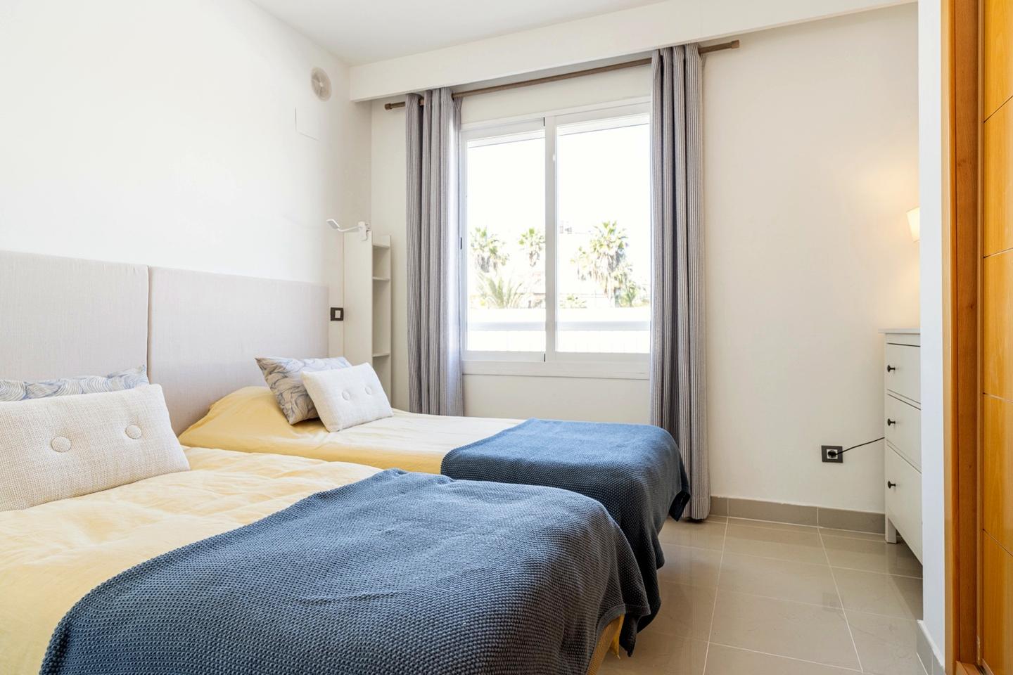 Bedroom with two single beds, Cortijo del Mar Apartment