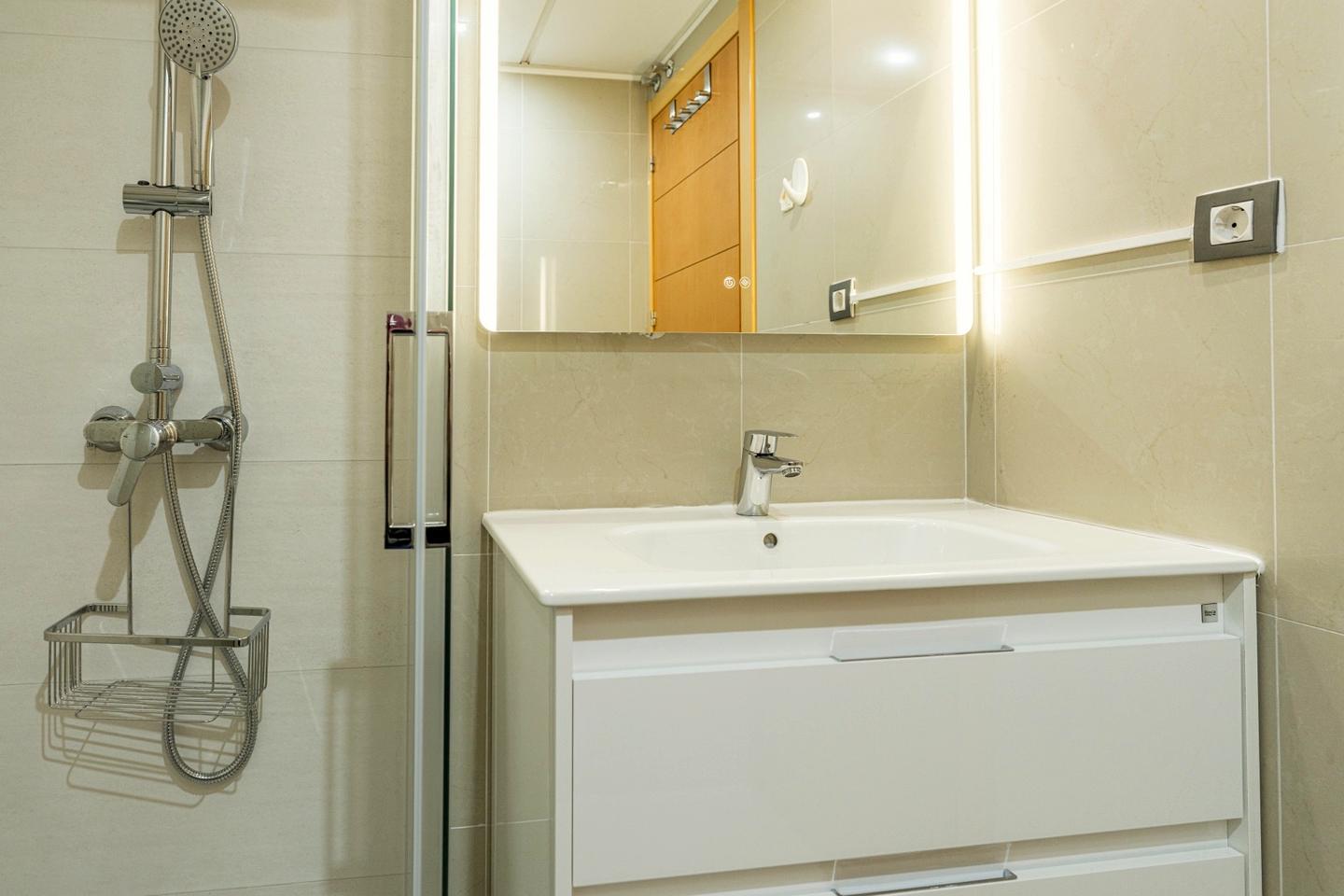 Bathroom with walk-in shower, Cortijo del Mar Apartment