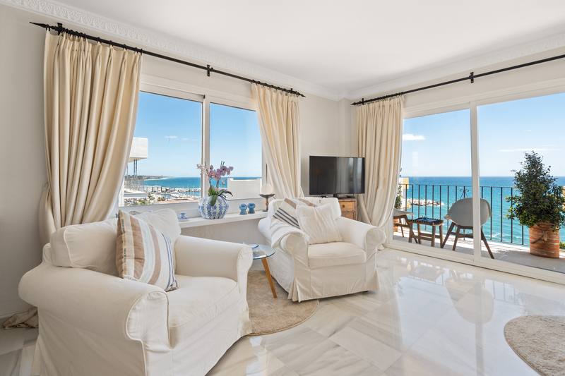 Salón con vistas al mar, Apartamento en primera línea de Marbella
