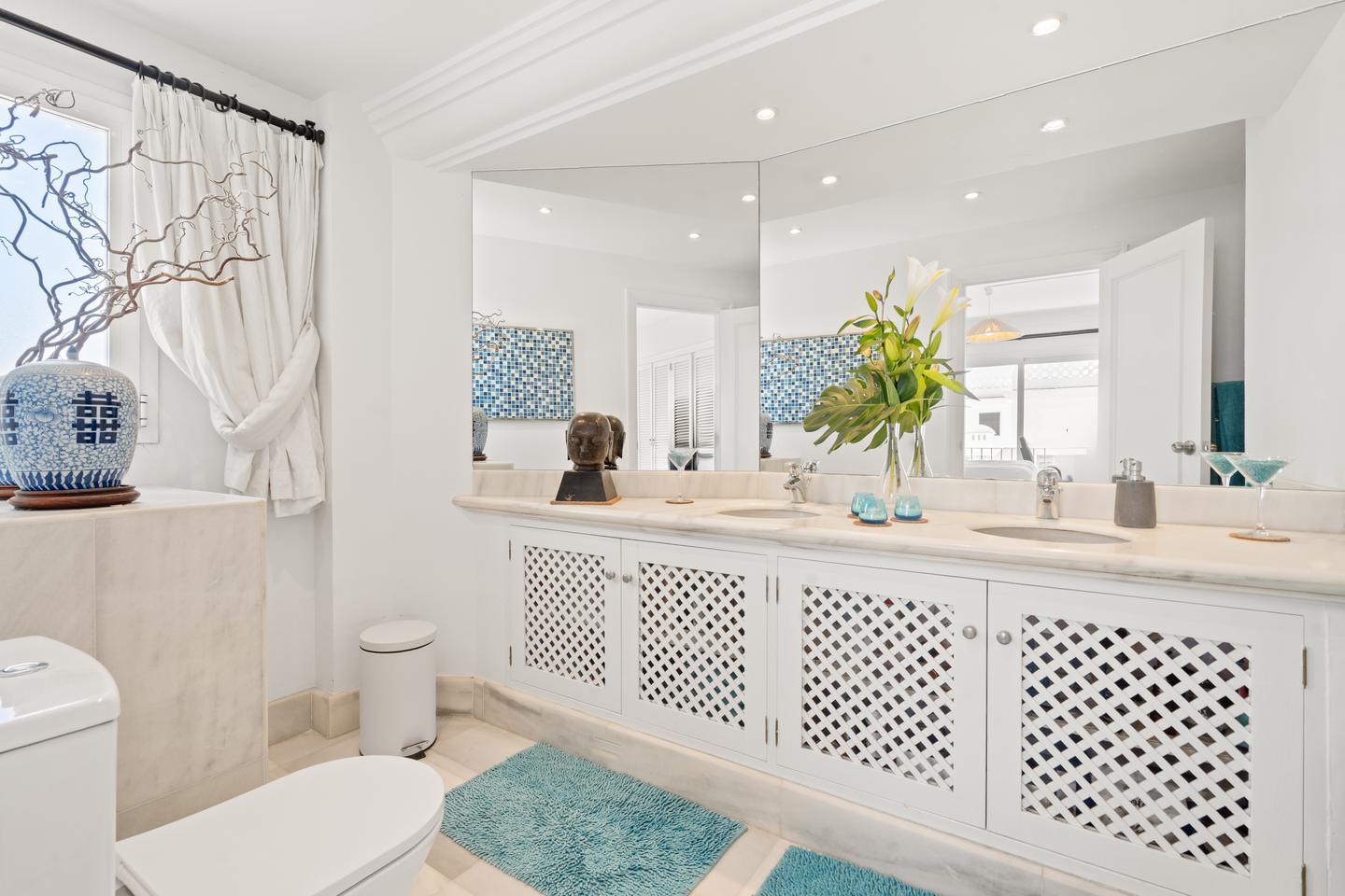 Bathroom with double washbasin, Beachfront Marbella Apartment