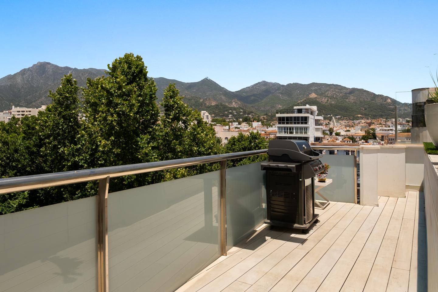 Barbecue with mountain views, Marbella Sky Penthouse