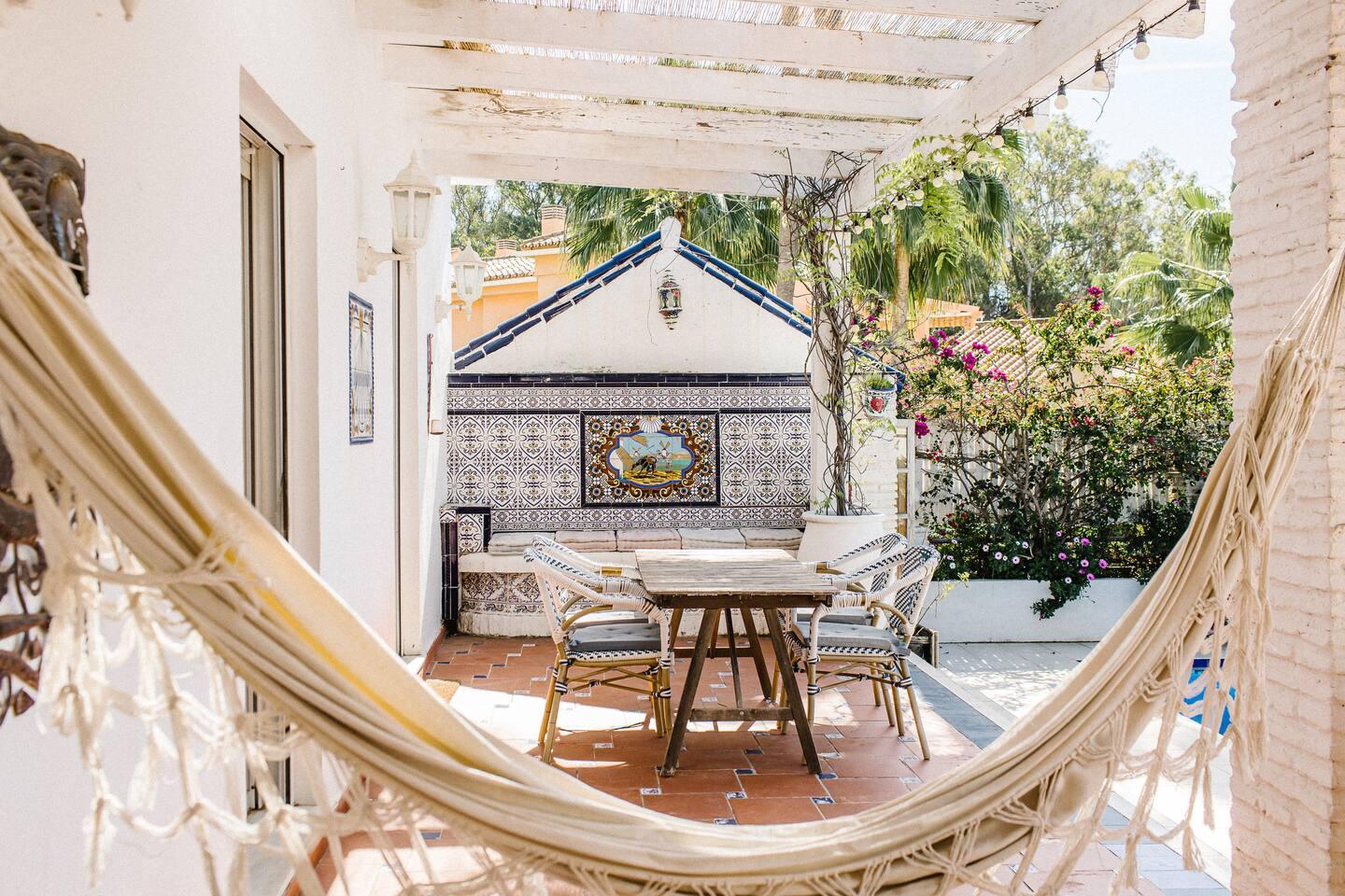 Terraza con mesa de comedor, Villa en Marbesa