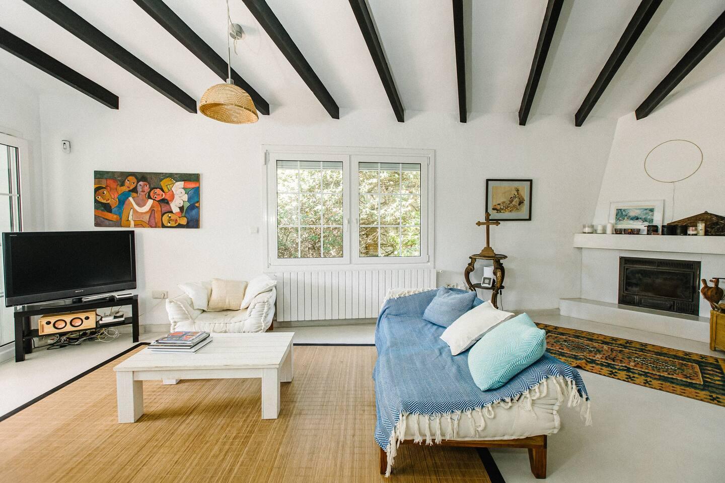 Salón con vigas de madera, Villa en Marbesa