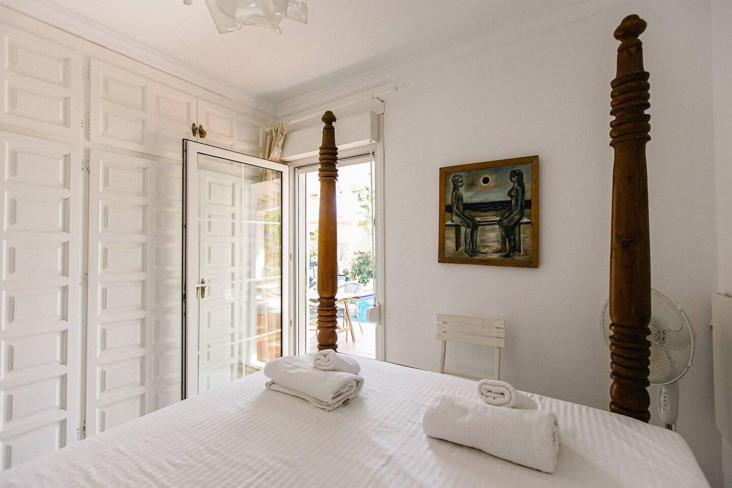 Dormitorio con cama con dosel, Villa en Marbesa