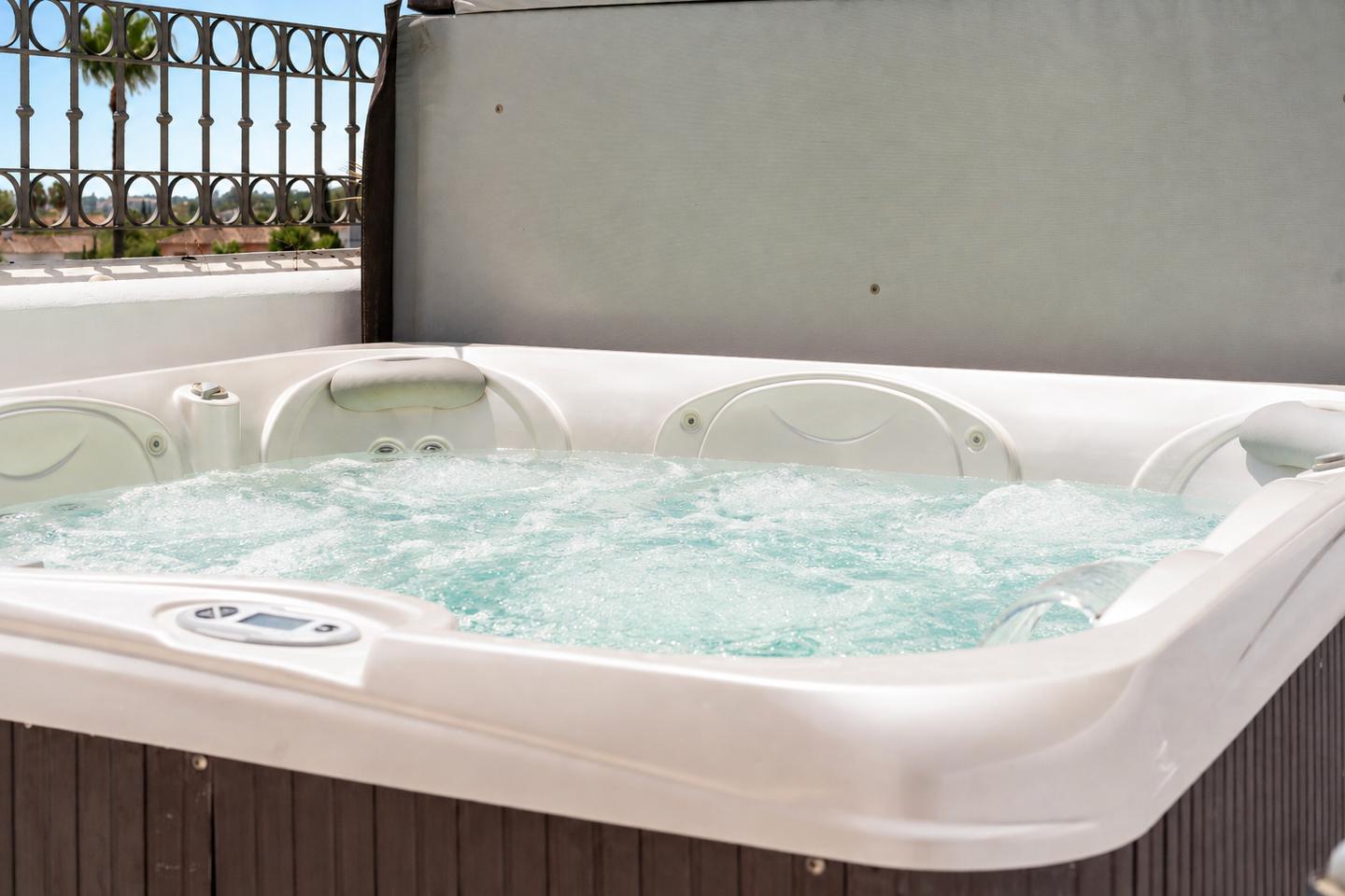 Jacuzzi, Golf Valley Penthouse