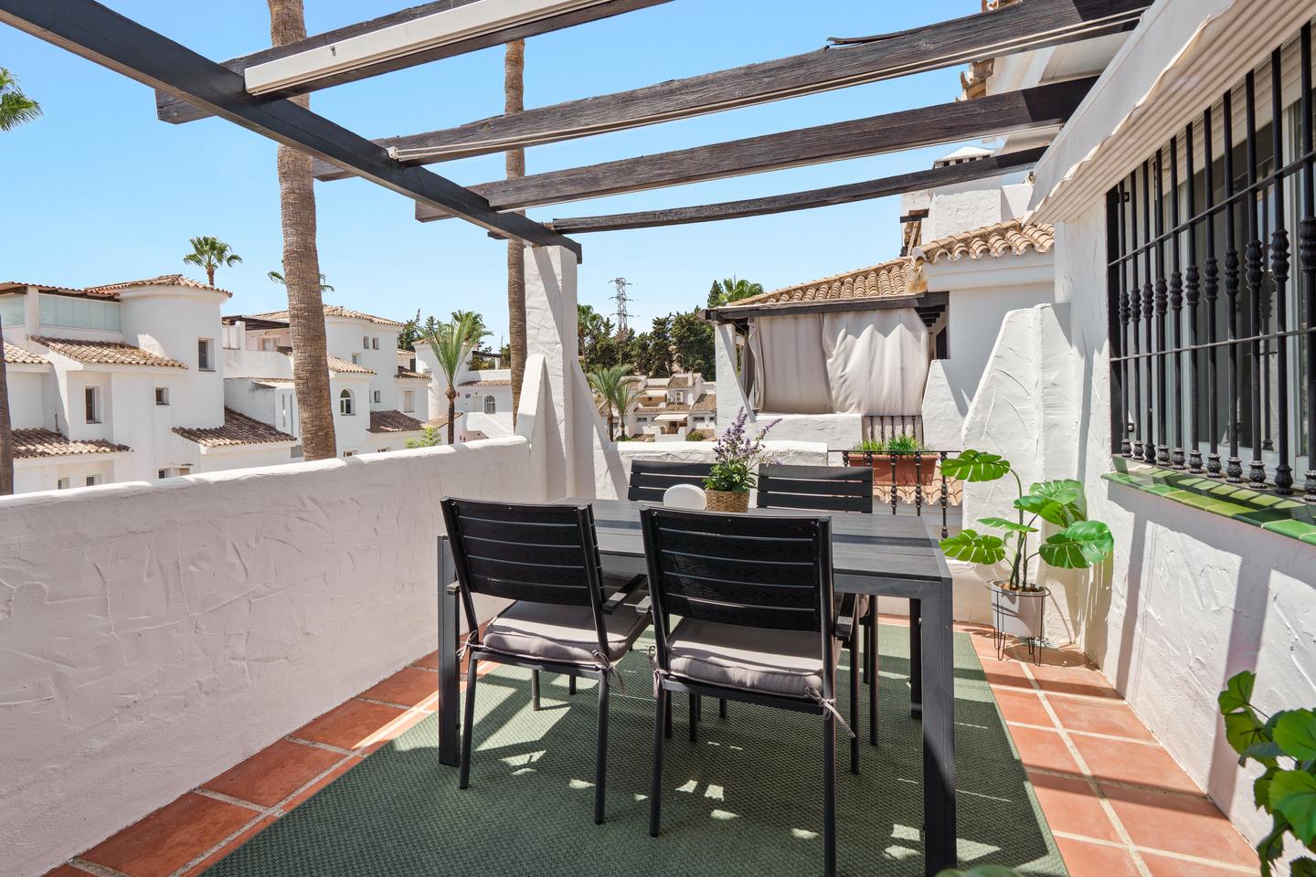 Terrace with dining table, Los Naranjos Apartment