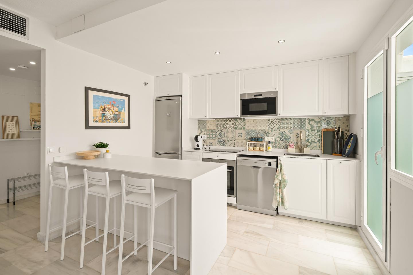 Kitchen with breakfast bar, Los Naranjos Apartment