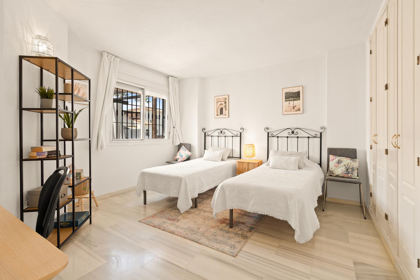 Bedroom with two single beds, Los Naranjos Apartment