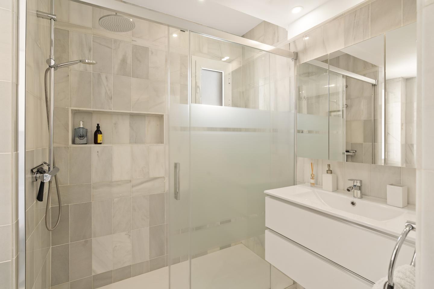 Bathroom with walk-in shower, Los Naranjos Apartment